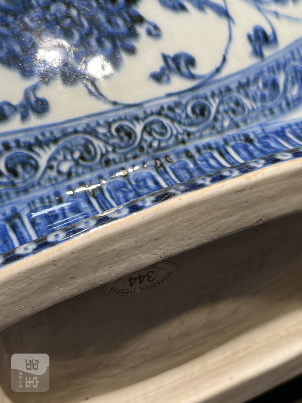 清乾隆 青花缠枝莲纹螭耳抱月瓶 - 图16